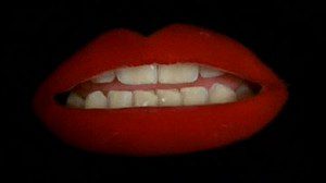 Los labios pintados de Patricia Quinn, que interpreta a Magenta