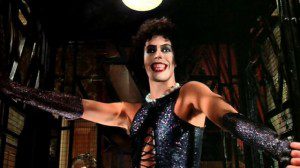 Tim Curry está inquietantemente seductor en su papel de Frank-N-Furter