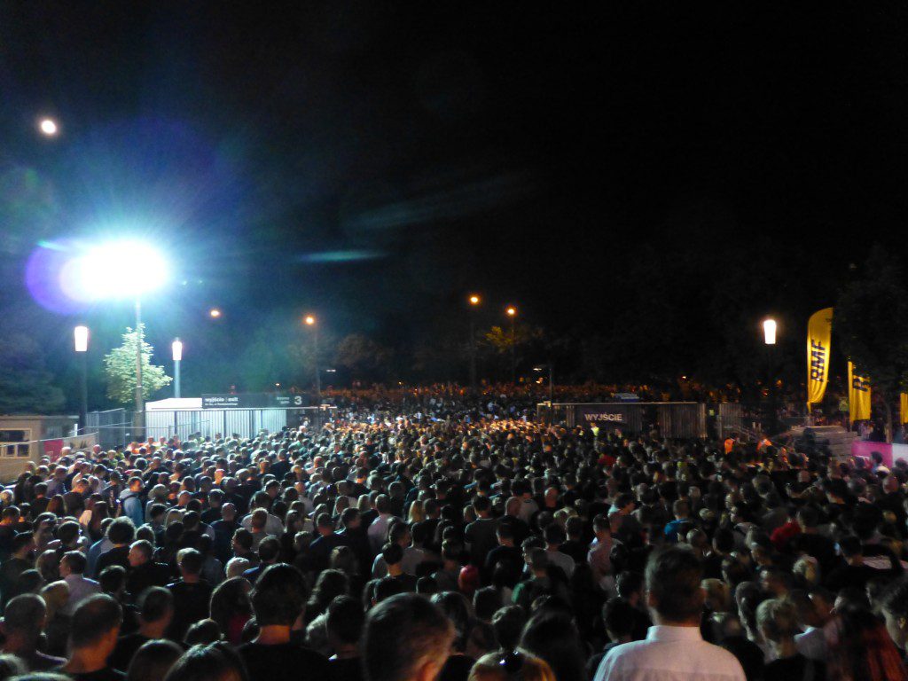 La marabunta tras el final del concierto en Varsovia