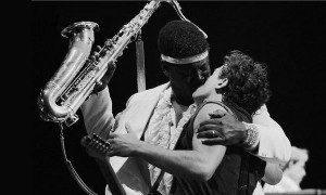 Clarence-Clemons-beso-Bruce-Springsteen