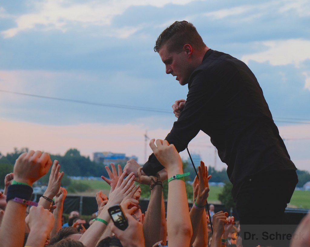 Deafheaven interactuando con el público