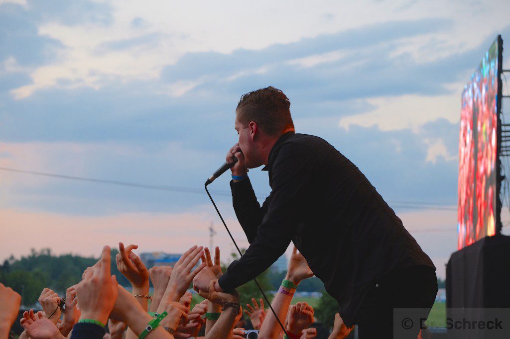 Deafheaven interactuando con el público