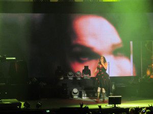 Sharon Den Adel "cantando" con Tarja