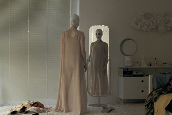 fotograma de "Goodnight Mommy" donde la madre de los gemelos Schwarz se mira al espejo antes de quitarse el vendaje