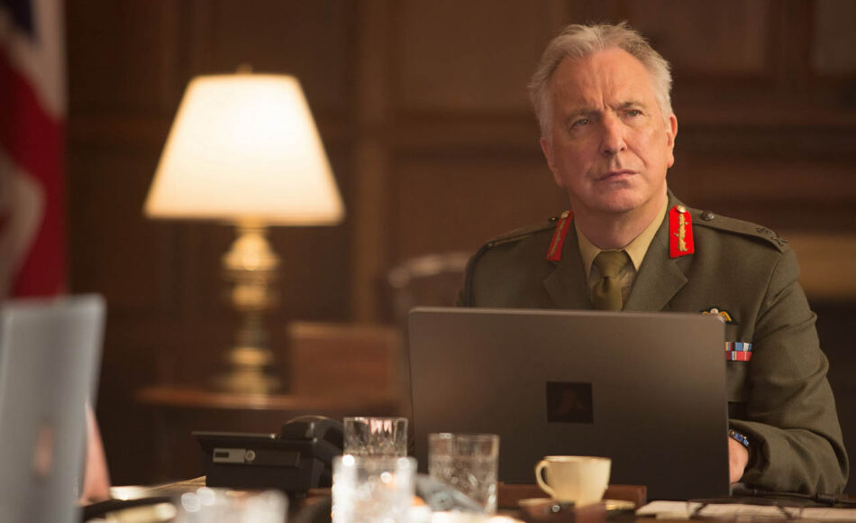 El recientemente fallecido Alan Rickman interpreta al Teniente general Frank Benson