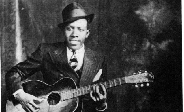 Robert Johnson con su parlor. La guitarra ideal para el delta blues